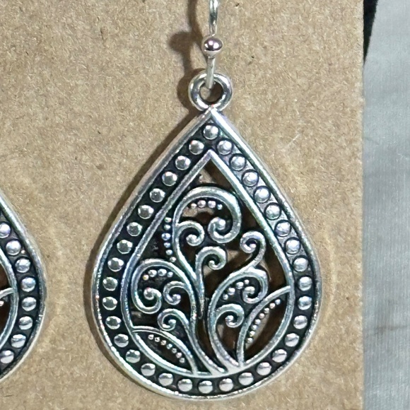 2/$20 Silver tone water droplet filigree floral hook earrings NWOT - Picture 4 of 11
